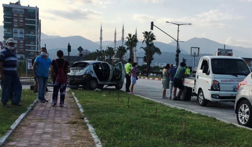 Kumluca Otogar Kavşağında Trafik Kazası