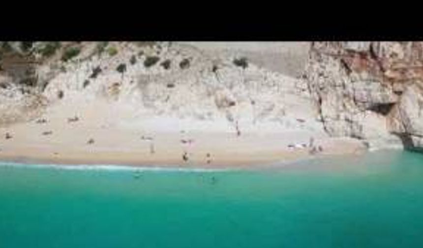 Antalya'nın ünlü Kaputaş Plajı'na gelen turistler güzel havada denize girdi