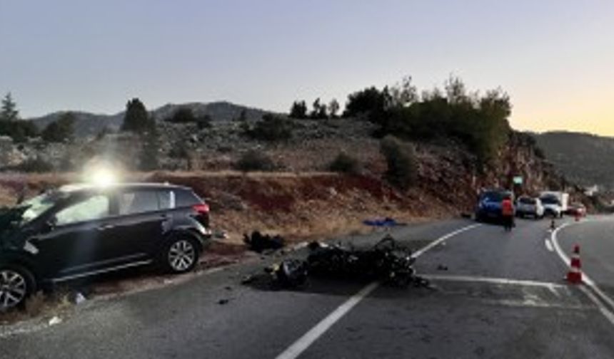 ANTALYA - Otomobille çarpışan motosikletin sürücüsü yaşamını yitirdi