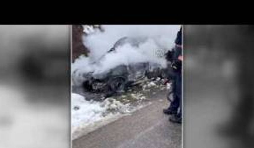 Sakarya'da yanan otomobildeki kişi hayatını kaybetti