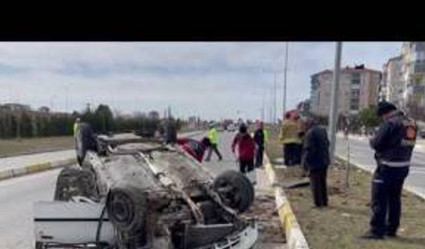 Uşak'ta takla atan otomobilin sürücüsü yaralandı
