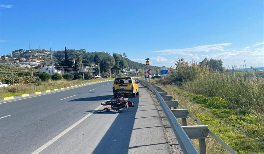 Alanya'da motosiklet ile otomobil çarpıştı 1 kişi ağır yaralandı