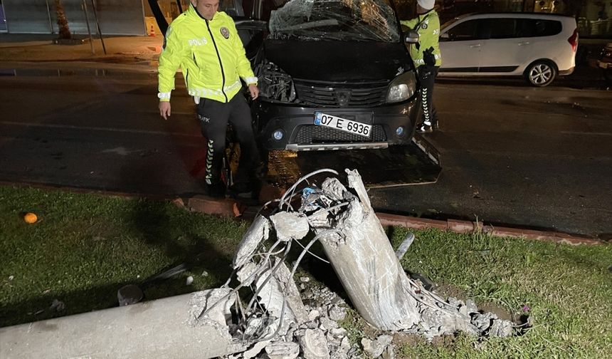 Antalya'da elektrik direğine çarpan otomobildeki 5 kişi yaralandı