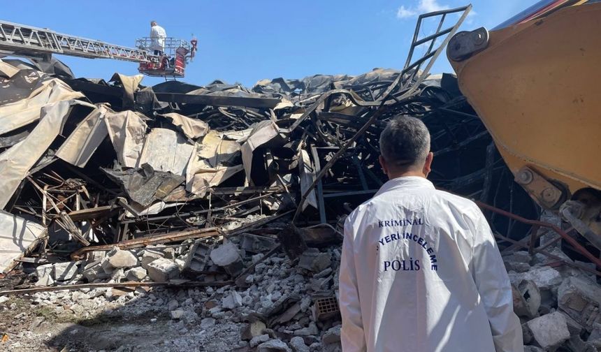 Mersin'de mobilya fabrikasındaki yangında tavanın çökmesi sonucu biri itfaiye eri 4 kişi öldü