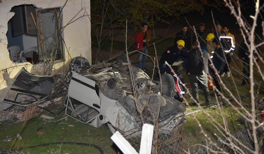 Yol kenarındaki eve çarpan otomobilin sürücüsü öldü