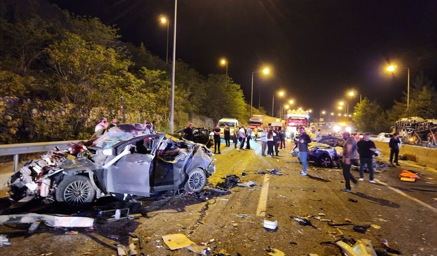 Adana'da trafik kazasında 2 kişi öldü, 9 kişi yaralandı