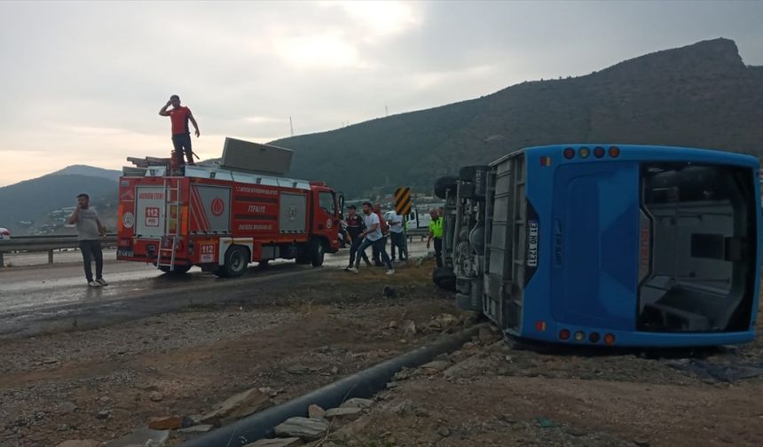 Mersin'de devrilen servis midibüsündeki 12 işçi yaralandı