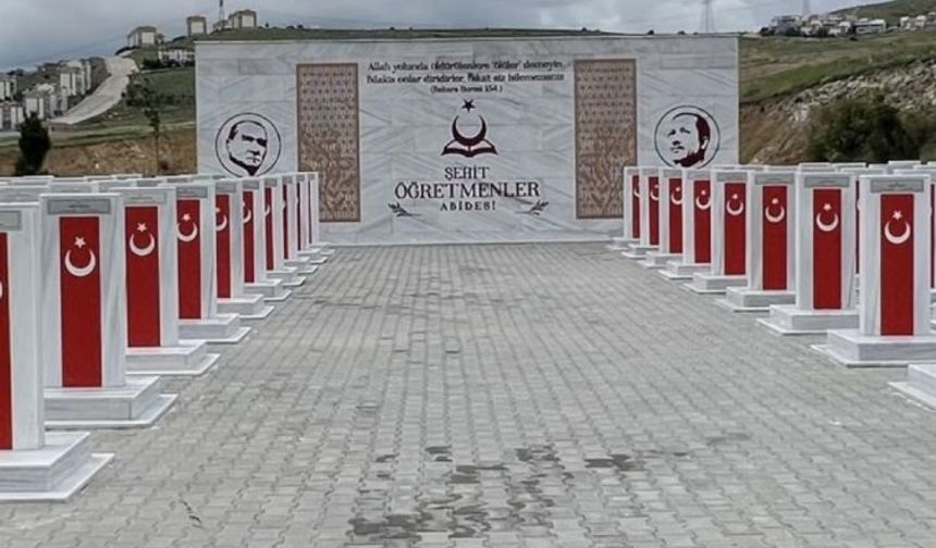 Bakan Tekin şehit öğretmenleri andı