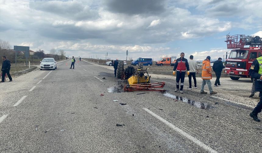 Isparta'da otomobil ve traktörün çarpıştığı kazada 4 kişi yaralandı