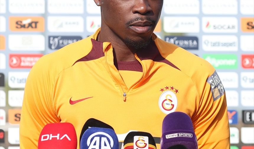 Galatasaraylı futbolcu Derrick Köhn, gazetecilere açıklamada bulundu