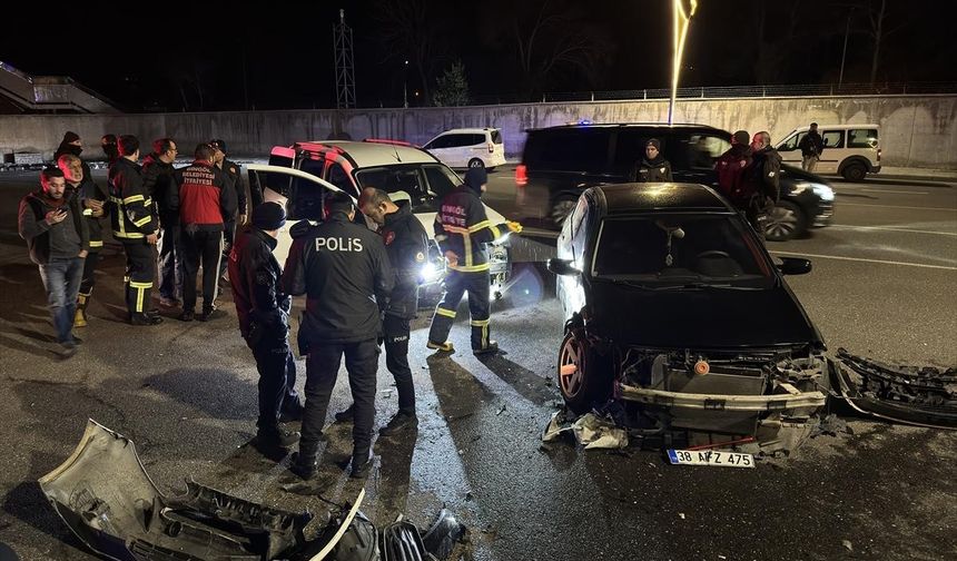 Hafif ticari araç ile otomobilin çarpıştığı kazada 4 kişi yaralandı