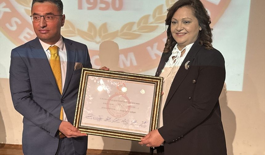 Afyonkarahisar Belediye Başkanı Burcu Köksal mazbatasını aldı