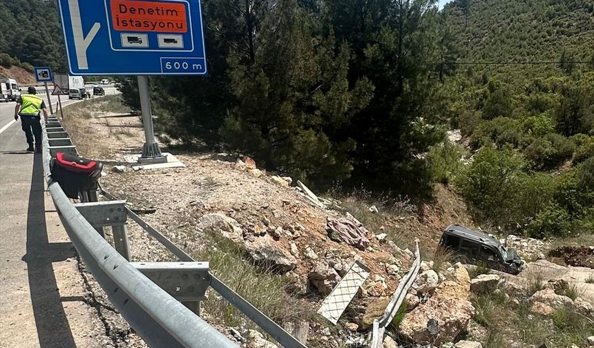 Antalya'da hafif ticari aracın devrildiği kazada 1 kişi öldü, 2 kişi yaralandı
