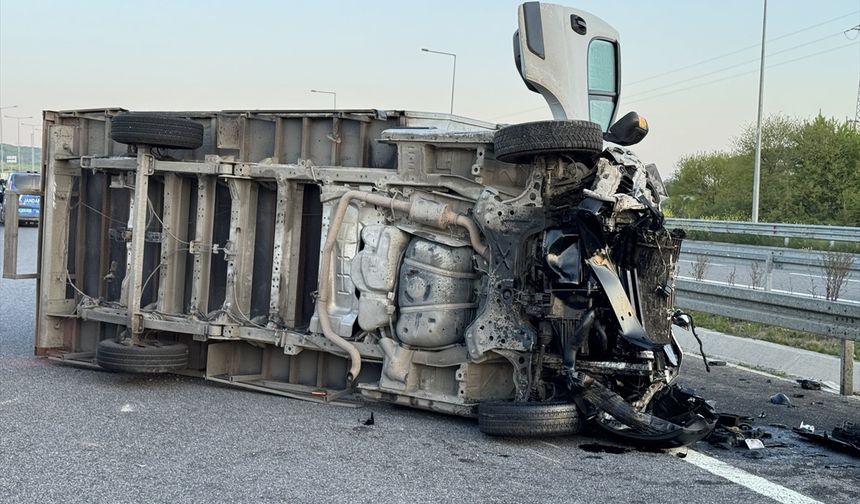 Kuzey Marmara Otoyolu'nda kamyonet otomobile çarptı, 2 ölü, 4 yaralı