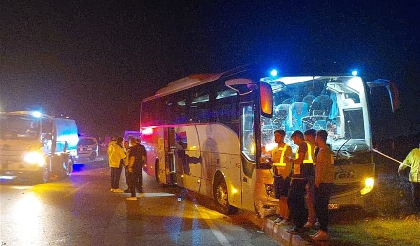 Yolcu otobüsüyle çarpışan otomobildeki 4 kişi yaşamını yitirdi