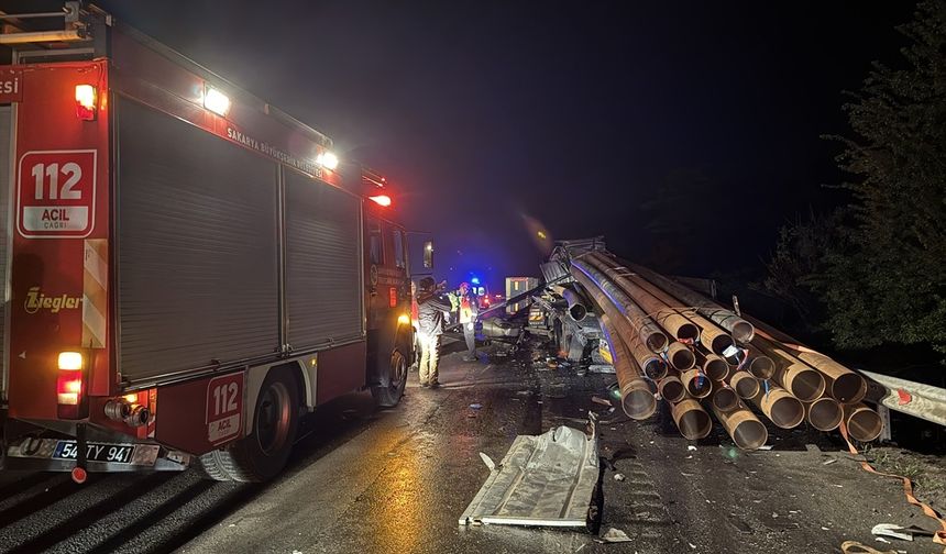 Anadolu Otoyolu'nda iki tırın karıştığı kazada iki kişi öldü, bir kişi yaralandı