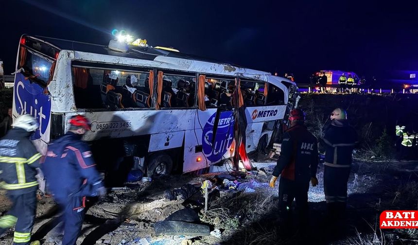Yolcu otobüsünün devrilmesi sonucu 2 kişi öldü, 20 kişi yaralandı