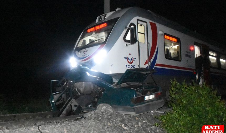 Yolcu trenin çarptığı otomobilin sürücüsü hayatını kaybetti