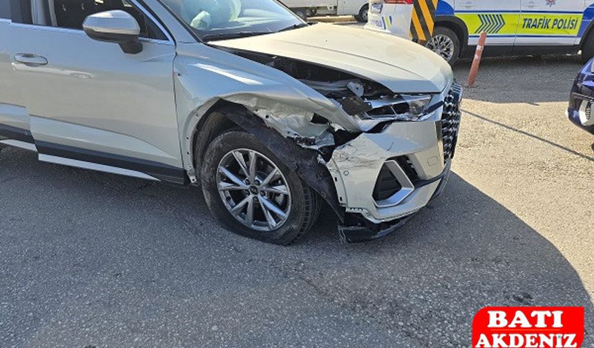 Kumluca’da Kavşakta Kaza: 2 Kişi Yaralandı
