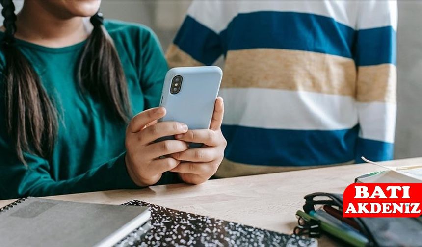 Okullarda Cep Telefonu Dönemi Sona Eriyor