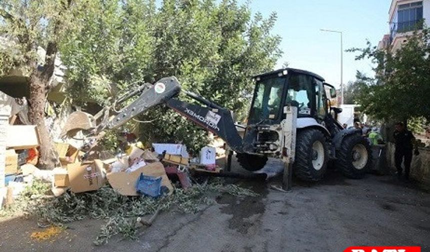 Antalya’da 2 Çöp Evden 8 Kamyon Atık Çıkarıldı