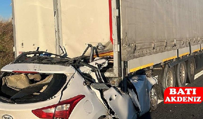 Takip Mesafesi İhlali Can Aldı: Otomobil TIR’ın Altına Girdi