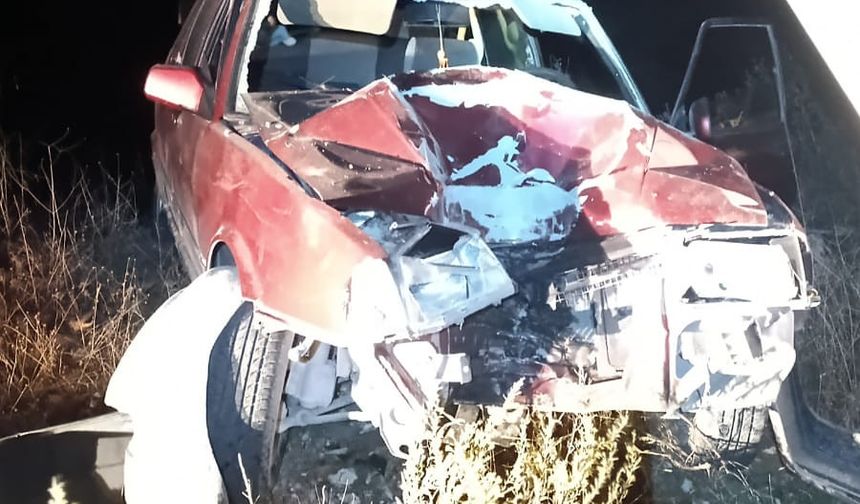 Kumluca Erentepe Yolunda Otomobil Elektrik Direğine Çarptı