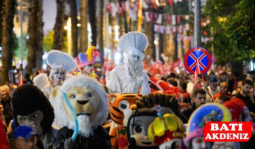 Tahtabacaklar, Bando, Renkler: Antalya’da Büyüleyici Gece