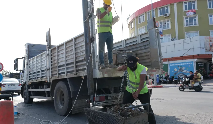 Antalya'da yağmur suyu hatları temizleniyor