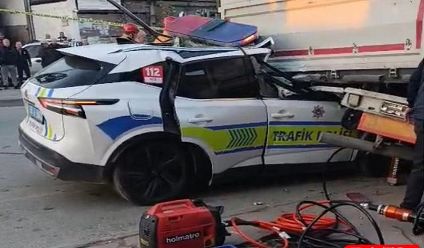 Görev Yolunda Can Kaybı: Polis Aracı Tıra Çarptı