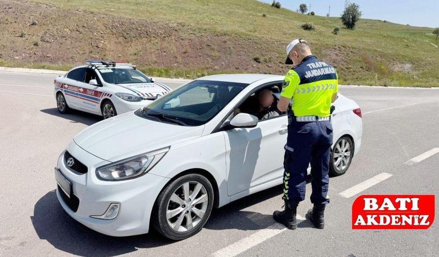 Duygulandıran Hareket: Trafik Jandarması Kestiği Cezayı Kendisi Ödedi