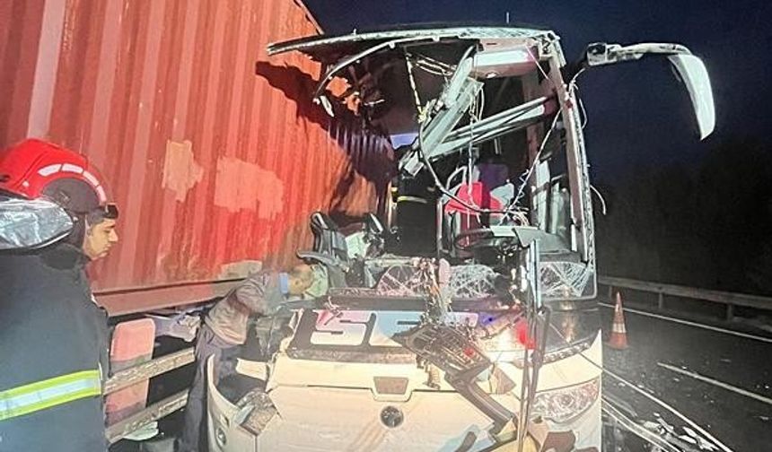 Yolcu Otobüsü TIRA Arkadan Çarptı: 7 Ölü, 10+ Yaralı