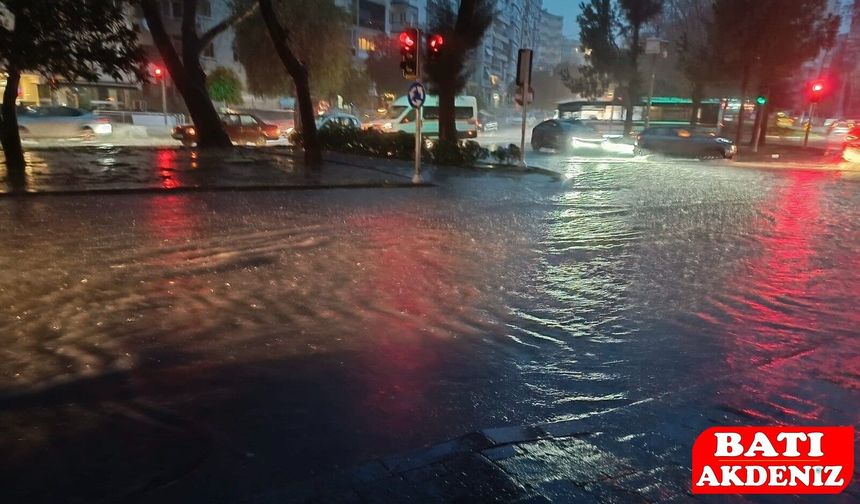 İzmir’de Sağanak Yolları Göle Çevirdi!