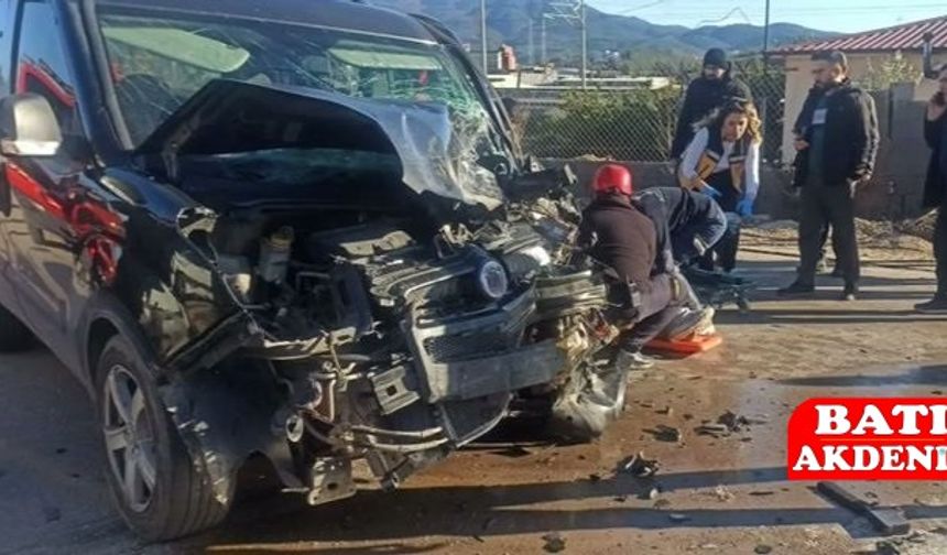 Hafif Ticari Araç ile İşçi Minibüsü Kafa Kafaya Çarpıştı, 7 Yaralandı