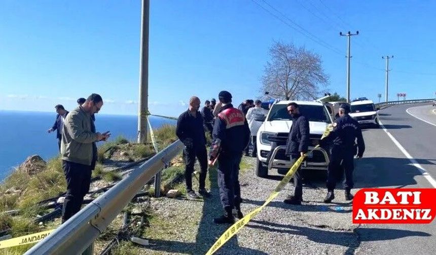 Antalya'da Yol Kenarında Hareketsiz Bulundu: Hayatını Kaybetti