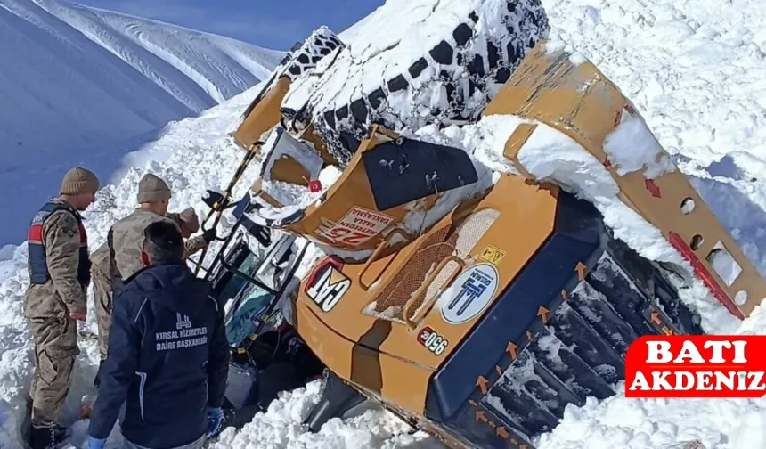 Çığ Nedeniyle İş Makineleri Kar Altında Kaldı