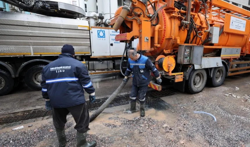 İzmir'de kuvvetli yağış: Ekipler yoğun mesai yaptı