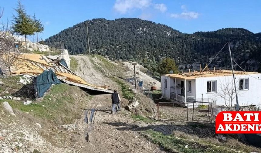 Kumluca Karagöl Yaylası’nda Fırtına Çatıları Uçurdu