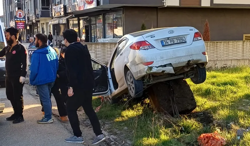 Düzce'de kontrolden çıkan otomobil kayaya çarptı: 2 yaralı!