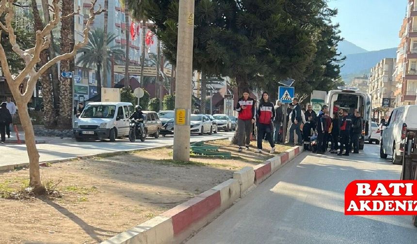 Kumluca’da Trafik Kazası: Halil Çıvgın Caddesi’nde Ani Fren Yapan Motosiklet Sürücüsü Yaralandı