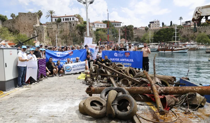 Antalya'da deniz dip temizliği... 5 ton çöp çıkartıldı