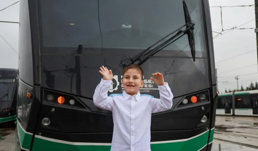 Hayal etti, 6 yaşında vatman oldu!