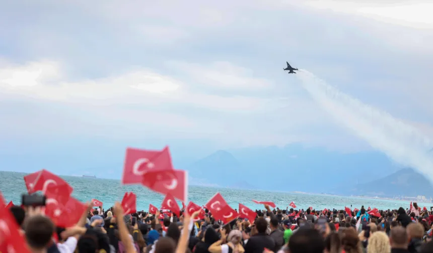 SOLOTÜRK Konyaaltı'nda nefes kesti