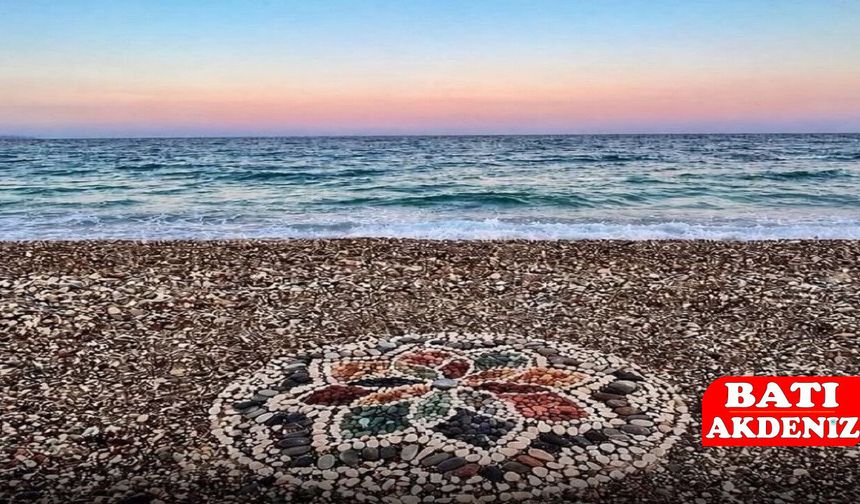 Antalya Sahilinde Gizli Sanatçıdan Görsel Şölen: Çakıl Taşlarını Nakış Gibi İşledi