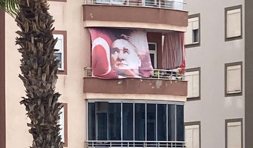 Kumluca'da tartışma yaratan görüntü: Atatürk ve Türk bayrağı posteri güneşlik mi yapıldı?