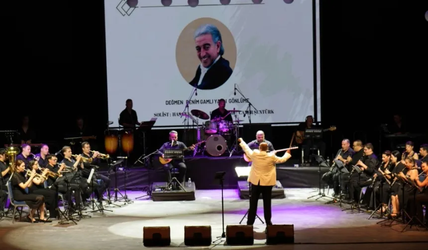 Edip Akbayram ve Volkan Konak İzmir'de şarkılarla anıldı