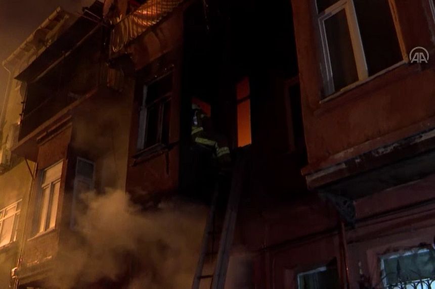 Fatih'te 2 katlı binada çıkan yangın söndürüldü